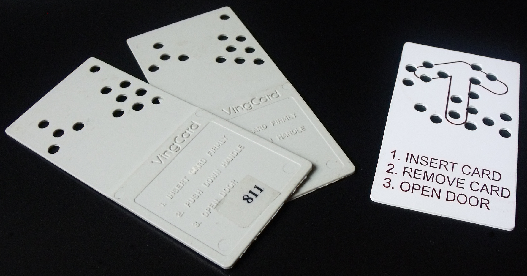 Plastikowa karta-klucz VingCard z wyciętymi otworami